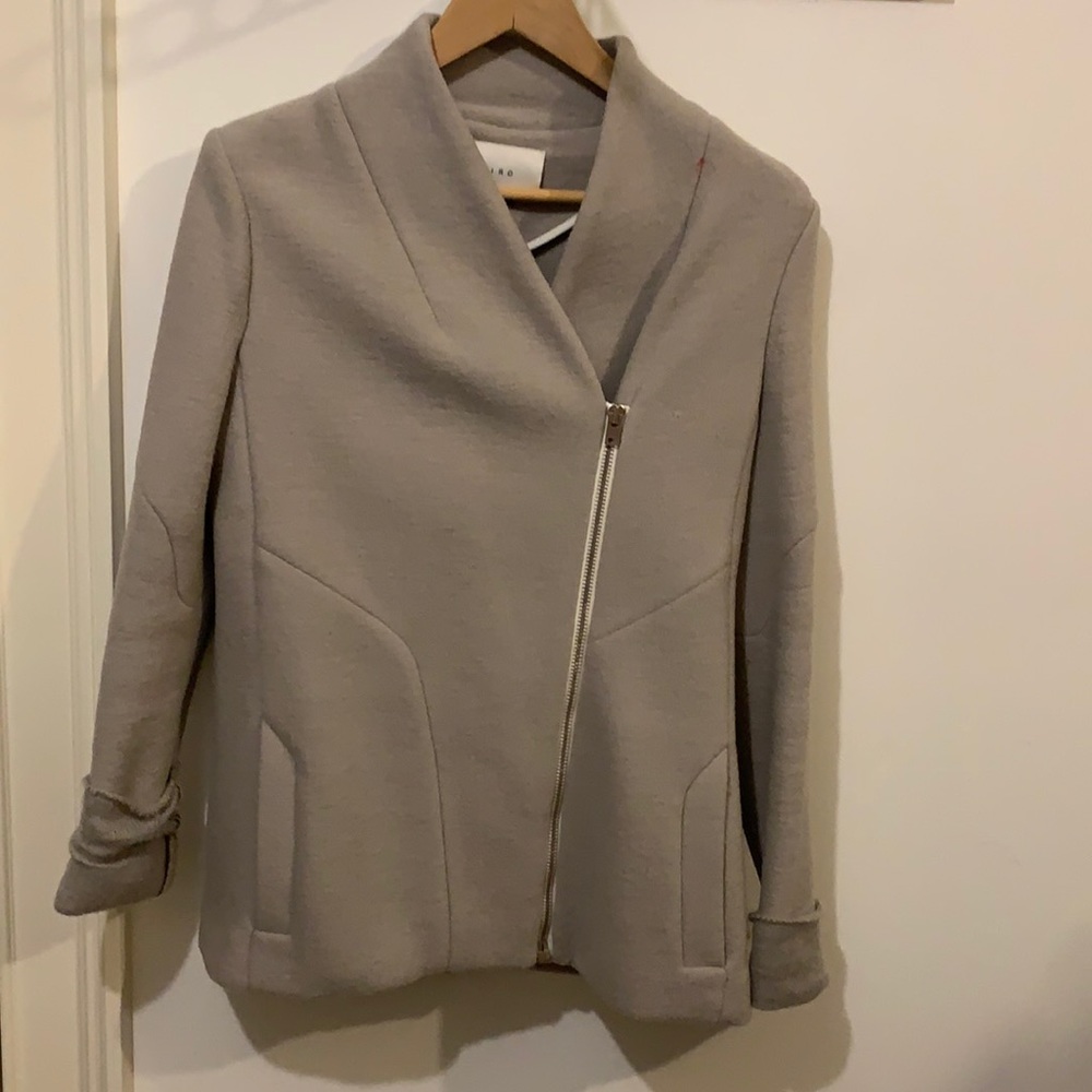 Very nice jacket with zipper in front and 2 pocket on side